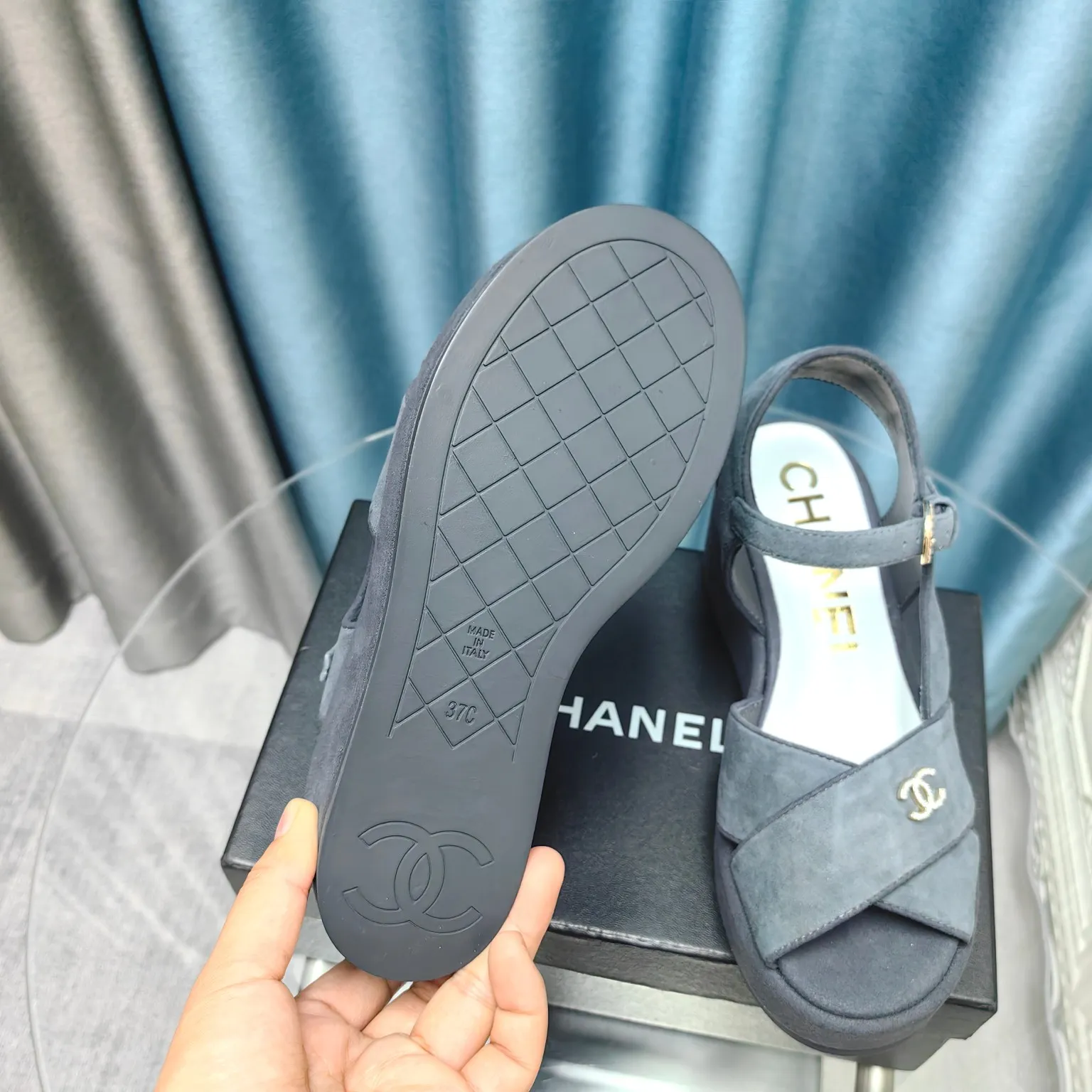👟👟Ex-factory price 540👟👟 Top version Chanel/Chanel 24ss thick-soled lame-heeled sandals Material ☑️Fabric: patent leather/sheep ☑️Lining: sheepskin ☑️Outsole: original outsole ☑️Heel height: 7.5cm ☑️Number of yards: 35-40